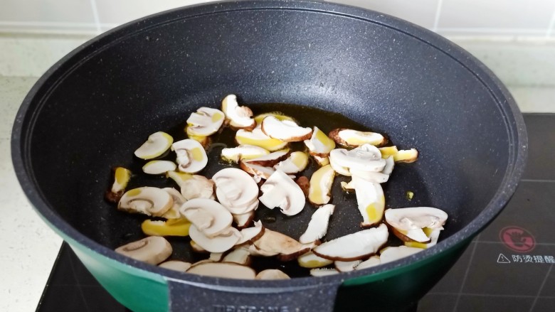 白菜粉丝汤,锅里放适量的食用油，油热放入香菇蘑菇。