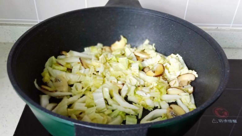 白菜粉丝汤,开大火将白菜丝翻炒均匀。