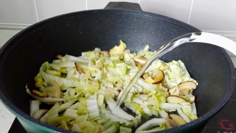 白菜粉丝汤,加入适量的清水或者高汤。