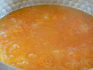 茄汁龙利鱼,锅中加入适量开水烧开，尽量把西红柿煮烂。