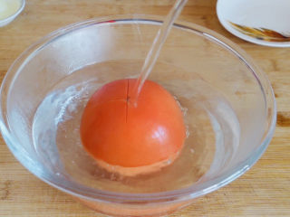 茄汁龙利鱼,西红柿洗净顶端划十字，用开水烫一下去掉西红柿皮。
