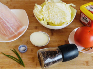 茄汁龙利鱼,先把需要的食材提前准备好。