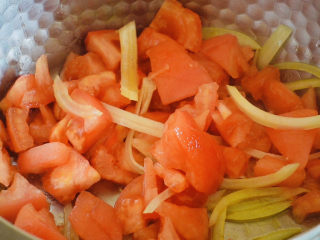 茄汁龙利鱼,然后放入西红柿翻炒均匀，最小火炒出西红柿有汤汁流出。