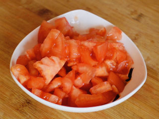 茄汁龙利鱼,把去皮后的西红柿切小块备用，西红柿尽量切碎一些方便炒的时候容易炒出汤汁。