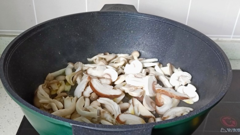 口蘑汤,热锅热油把三种菇放到里面爆炒。
