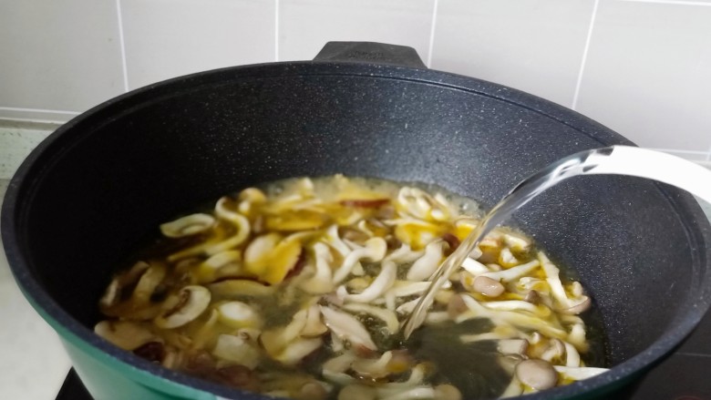 口蘑汤,加入适量的清水，开大火炖煮五分钟。