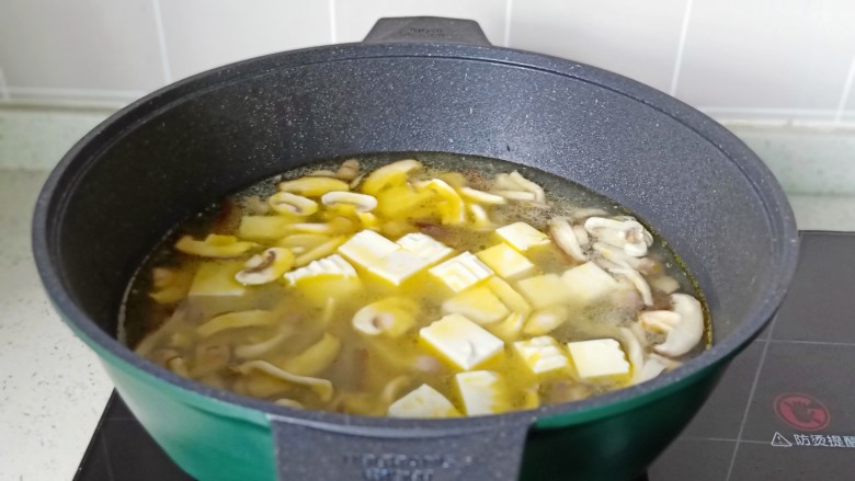 口蘑汤,再加入豆腐继续煮。