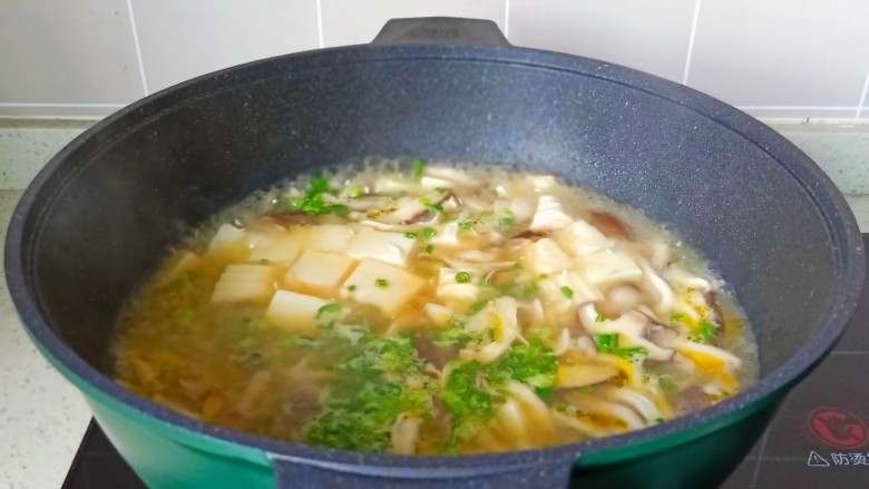 口蘑汤,出锅前撒点葱花。