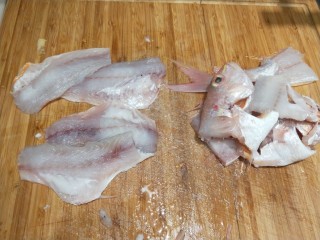 茄汁龙利鱼,鱼骨剁成小块装起来留着做水煮鱼用。