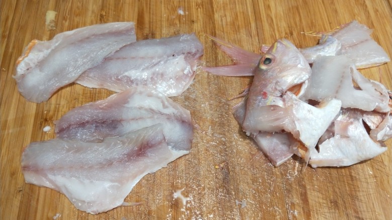 茄汁龙利鱼,鱼骨剁成小块装起来留着做水煮鱼用。