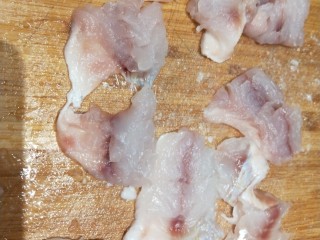 茄汁龙利鱼,鱼肉去干净鱼刺片成小片。