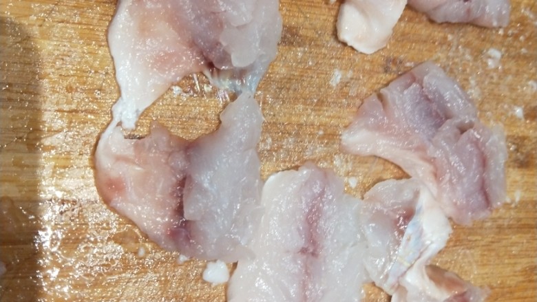 茄汁龙利鱼,鱼肉去干净鱼刺片成小片。