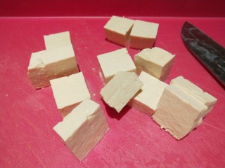 茄汁龙利鱼,豆腐切成小块。