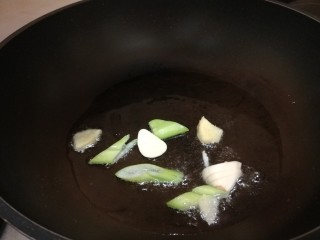茄汁龙利鱼,锅中倒油爆香葱姜蒜。