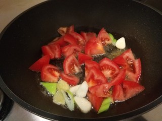 茄汁龙利鱼,倒入番茄炒均匀。