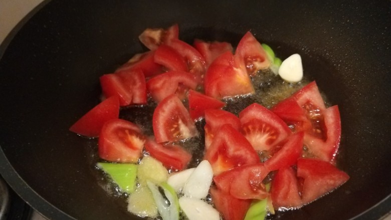 茄汁龙利鱼,倒入番茄炒均匀。