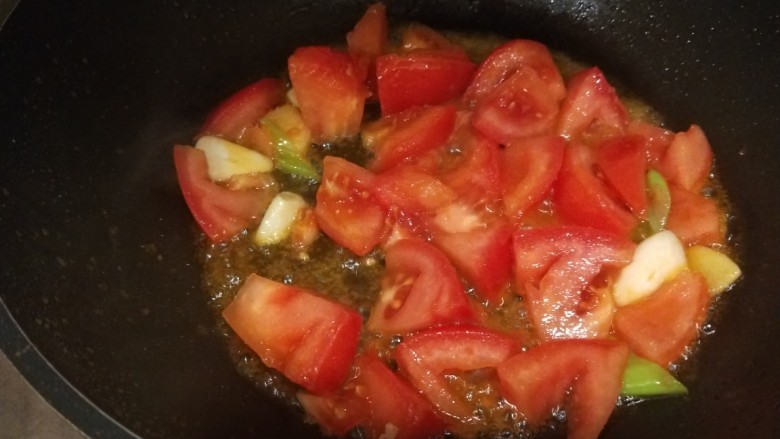 茄汁龙利鱼,炒出茄汁换锅。