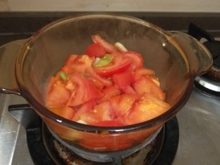 茄汁龙利鱼,倒入小砂锅。