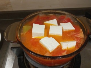 茄汁龙利鱼,熬制汤浓放豆腐。