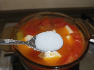 茄汁龙利鱼,加入适量盐。