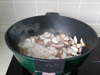 炒口蘑,锅里重新加入食用油，放香菇蘑菇翻炒。
