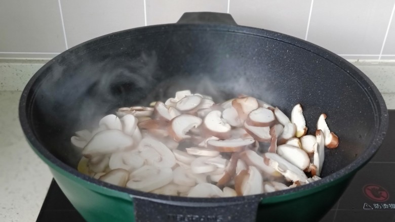 炒口蘑,锅里重新加入食用油，放香菇蘑菇翻炒。