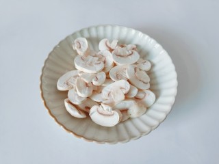 炒口蘑,蘑菇清洗好，切成薄片。