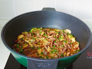 炒口蘑,最后撒上葱花与芝麻起锅。