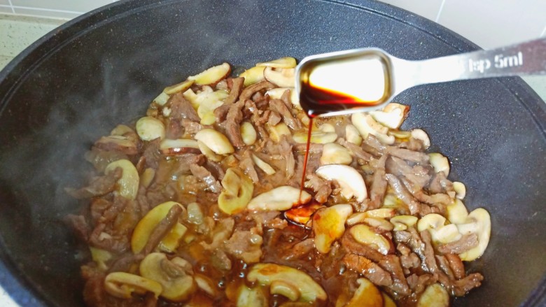 炒口蘑,加入焯好的牛肉丝生抽，盐调味。