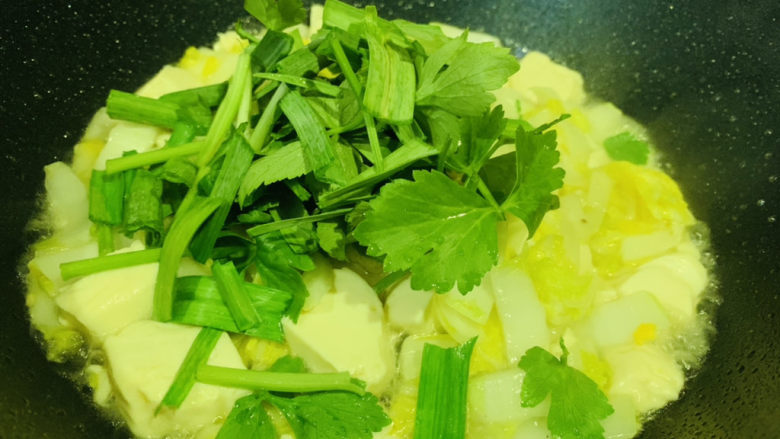 白菜炒豆腐,撒入蒜叶和芹菜叶