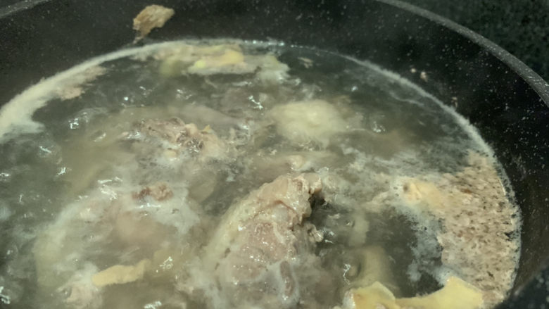 茶树菇炖鸡汤,大火烧开，撇掉浮沫，再焯水3分钟