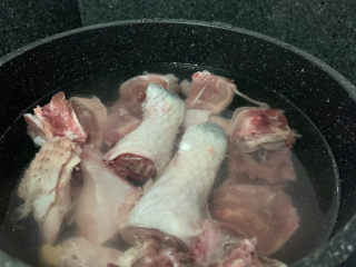 茶树菇炖鸡汤,锅加清水，鸡肉冷水下锅，加姜片