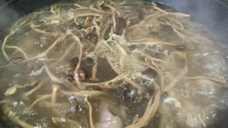茶树菇炖鸡汤,搅拌均匀调料