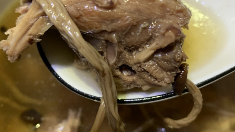 茶树菇炖鸡汤,时间到，就可以打开锅盖，盛碗里
