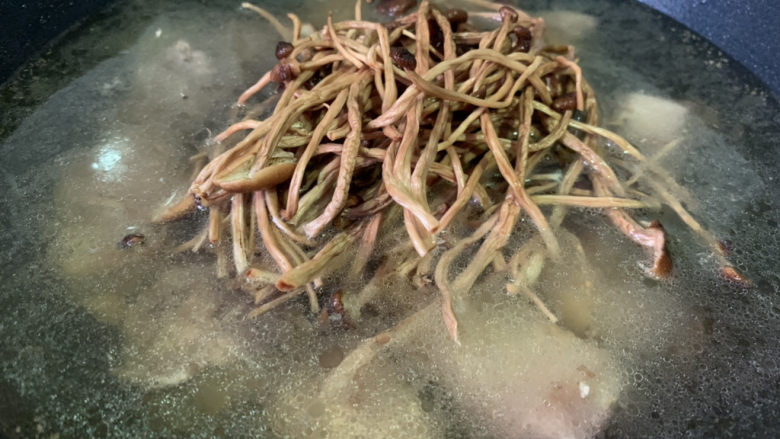 茶树菇炖鸡汤,加入适量清水，加茶树菇