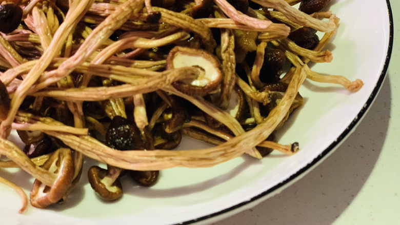 茶树菇炖鸡汤,泡好的茶树菇捞起，剪掉菇头，盛碗里待用
