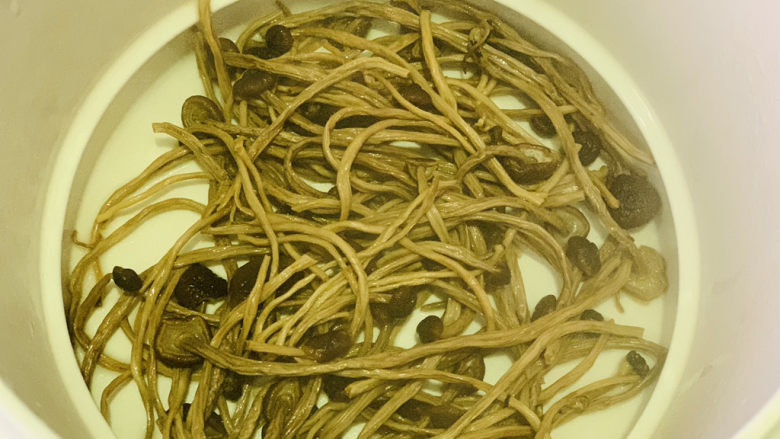 茶树菇炖鸡汤,盛隔水炖锅中，炖2小时