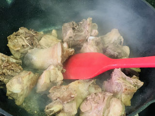 茶树菇炖鸡汤,大火翻炒一会，炒出香味