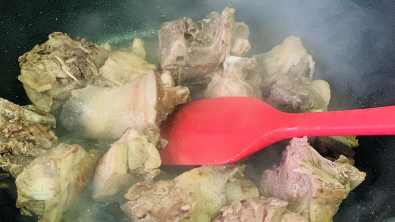 茶树菇炖鸡汤,大火翻炒一会，炒出香味