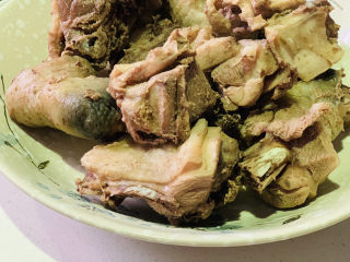 茶树菇炖鸡汤,鸡肉焯水后捞起，用清水再冲洗一遍，沥干水分，盛碗里