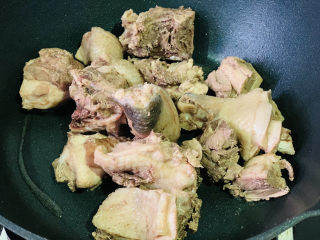 茶树菇炖鸡汤,锅加食用油，热锅，倒入鸡肉