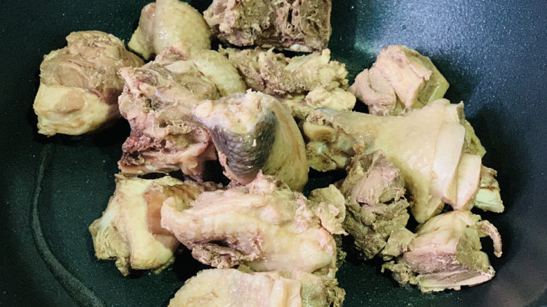 茶树菇炖鸡汤,锅加食用油，热锅，倒入鸡肉