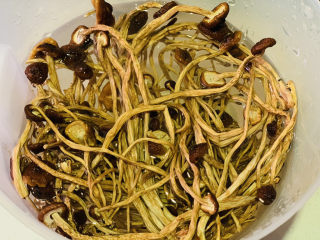 茶树菇炖鸡汤,用清水浸泡半个小时