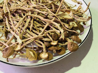 茶树菇炖鸡汤,茶树菇取适量
