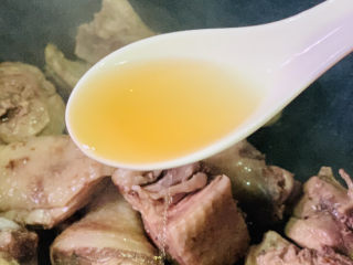 茶树菇炖鸡汤,加料酒炝炒
