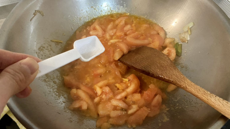 白菜粉丝汤➕番茄白菜木耳粉丝汤,可以加入一点食盐，加快出汁