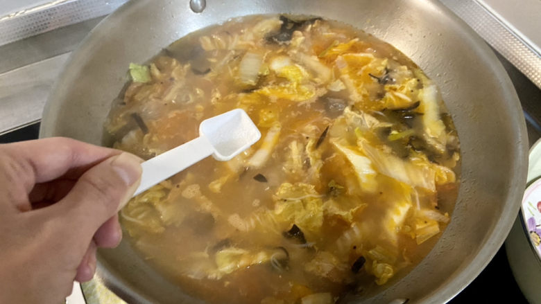 白菜粉丝汤➕番茄白菜木耳粉丝汤,尝下咸淡，根据个人口味添加少许盐定味