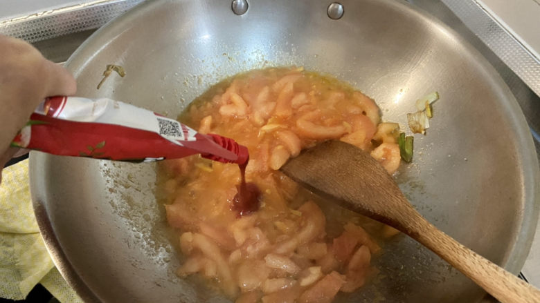 白菜粉丝汤➕番茄白菜木耳粉丝汤,加入一汤匙番茄酱，翻炒均匀
