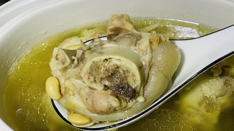 黄豆猪蹄汤,时间到，会自动转为保温状态，吃的时候盛碗里