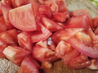 茄汁鹌鹑蛋,西红柿切小块。